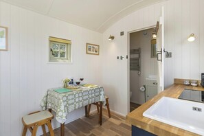 Microwave, toaster - Cynefin, New Quay - One Bedroom Cottage, Sleeps 2 (Nanternis)