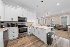 Hus – signature, 2 soverom, terrasse, ved stranden | Eget kjøkken | Kjøleskap, mikrobølgeovn, ovn og kokeplater