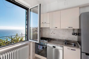 冰箱、微波炉、烤箱、炉灶