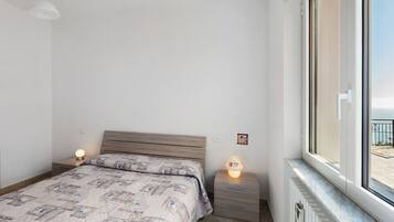 1 slaapkamer, een bureau, een strijkplank/strijkijzer, wifi