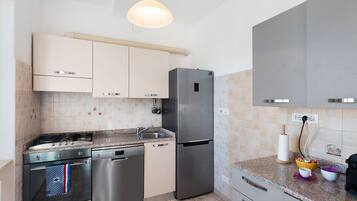 Frigorifero, microonde, forno, piano cottura