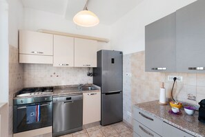 冰箱、微波炉、烤箱、炉灶