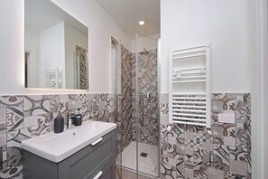Shower, hair dryer, bidet, towels