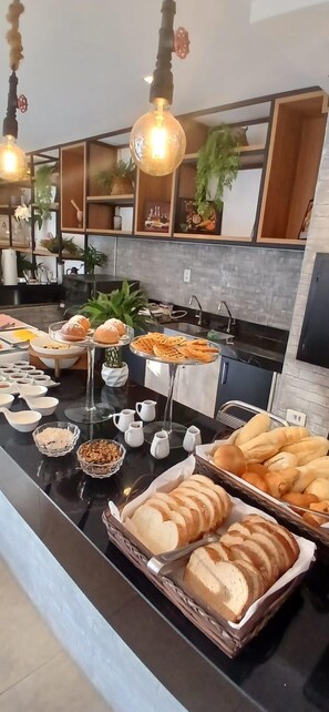 فطور مطهو حسب الطلب مجانًا يوميًا