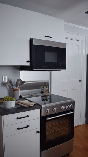 Private kitchen - Beautiful Downtown Apartment in Bath (Bath)