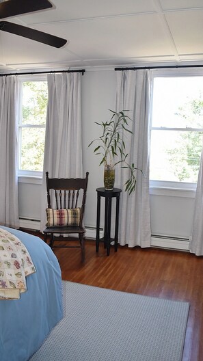 1 bedroom, iron/ironing board, WiFi, bed sheets - Beautiful Downtown Apartment in Bath (Bath)