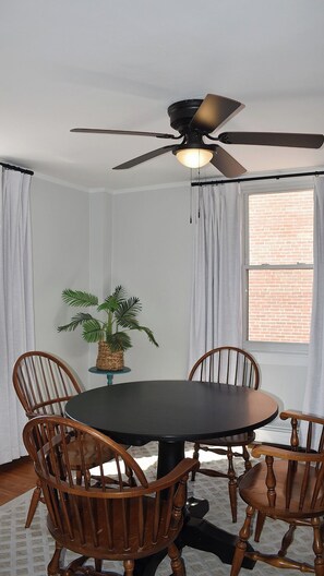 Dining - Beautiful Downtown Apartment in Bath (Bath)