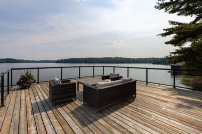 Rustic Muskoka Lakeside Retreat: 7BR Cottage with Stunning Views & Private Dock