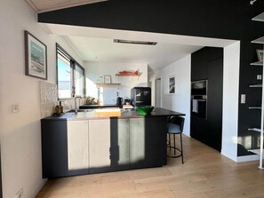 Micro-ondes, four, lave-vaisselle, grille-pain