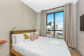 Safe på rommet, strykejern/-brett, internettilgang og sengetøy