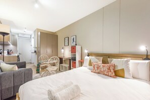 In-room safe, iron/ironing board, internet, bed sheets