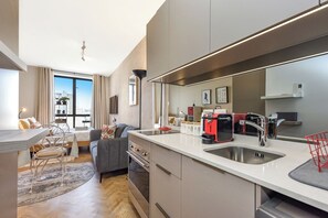 Kjøleskap, mikrobølgeovn, ovn og kokeplater