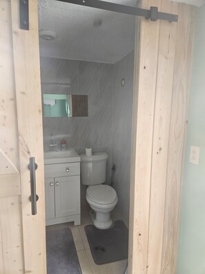 Douche, serviettes fournies, savon, papier toilette