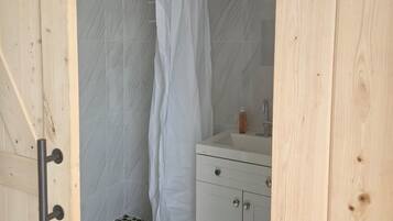 Douche, serviettes fournies, savon, papier toilette