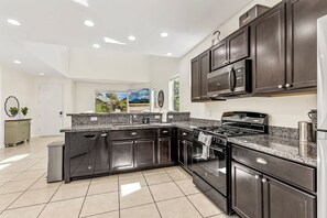 Kühlschrank, Mikrowelle, Ofen, Geschirrspüler