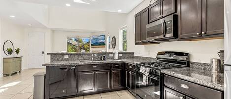 Réfrigérateur, micro-ondes, four, lave-vaisselle