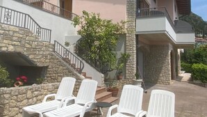 Un bâtiment à deux étages, doté d’une façade en pierre, d’un balcon et d’une cheminée en pierre.
