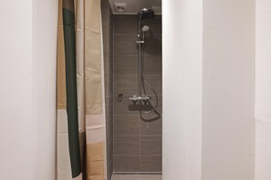 Superior-Apartment, Stadtblick | Dusche im Bad