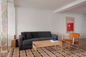 Apartament superior, vistes a la ciutat | Sala d'estar