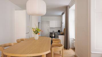 Apartamento superior, vista para a cidade | Sala de jantar