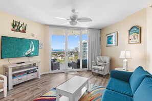 Leilighet, 1 kingsize-seng med sovesofa (Palms Resort #11009 Jr 2BR) | Oppholdsområde | TV