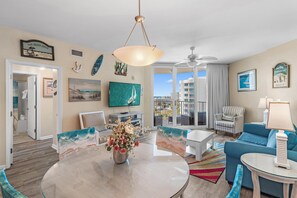 Lägenhet - 1 kingsize-säng med bäddsoffa (Palms Resort #11009 Jr 2BR) | Vardagsrum | Tv