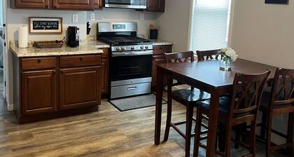 Dyad-Suite at Mt. Pleasant 2BR/1BA with Washer and Dryer Free parking WIFI