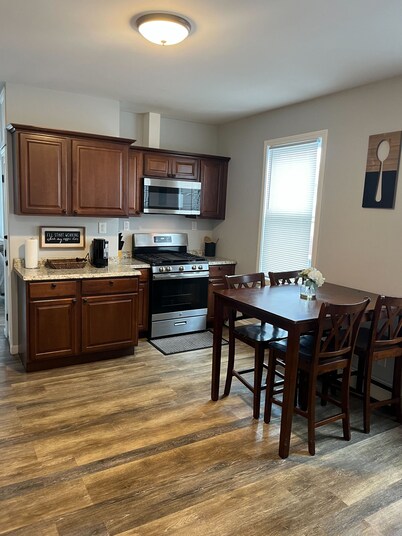 Dyad-Suite at Mt. Pleasant 2BR/1BA with Washer and Dryer Free parking WIFI