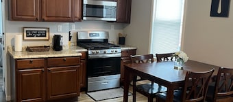 Dyad-Suite at Mt. Pleasant 2BR/1BA with Washer and Dryer Free parking WIFI