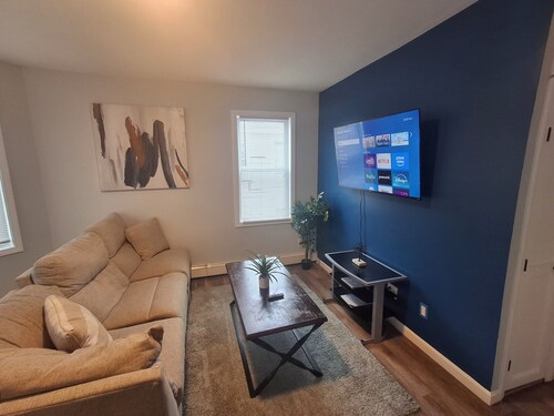Dyad-Suite at Mt. Pleasant 2BR/1BA with Washer and Dryer Free parking WIFI