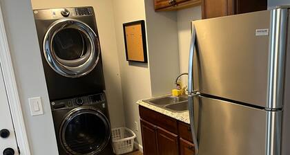 Dyad-Suite at Mt. Pleasant 2BR/1BA with Washer and Dryer Free parking WIFI