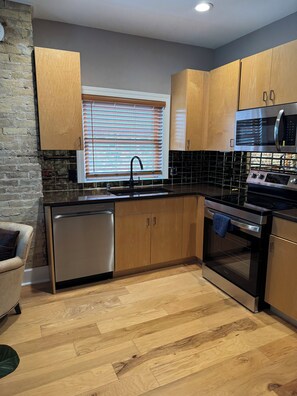 Microondas, horno, parrilla de estufa y lavavajillas