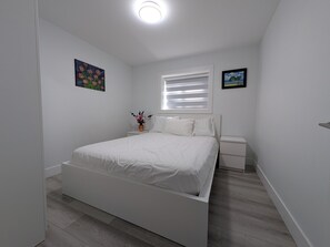2 bedrooms, iron/ironing board, WiFi, bed sheets - Cozy 2 Bedroom Retreat in South Surrey / White Rock. (Surrey)