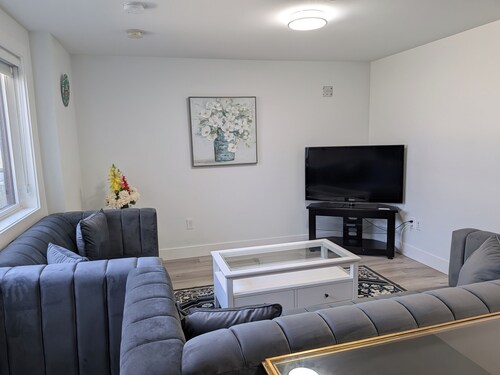 Cozy 2 Bedroom Retreat in South Surrey / White Rock.