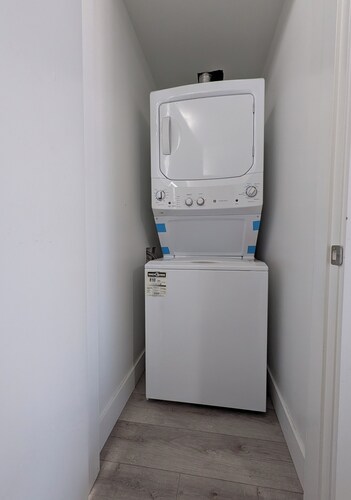 Cozy 2 Bedroom Retreat in South Surrey / White Rock.