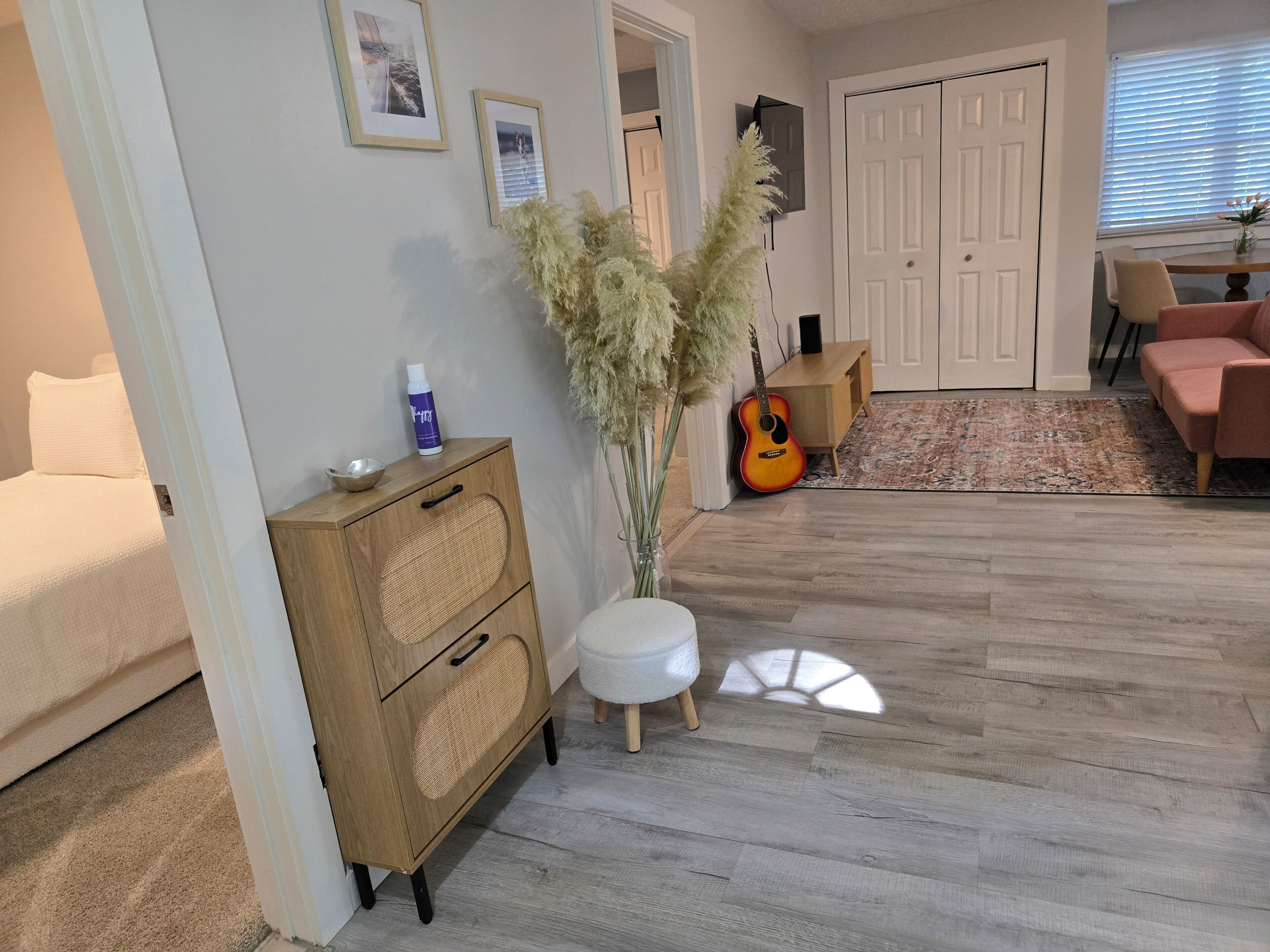 2 soverom, skrivebord, strykejern/-brett og wi-fi