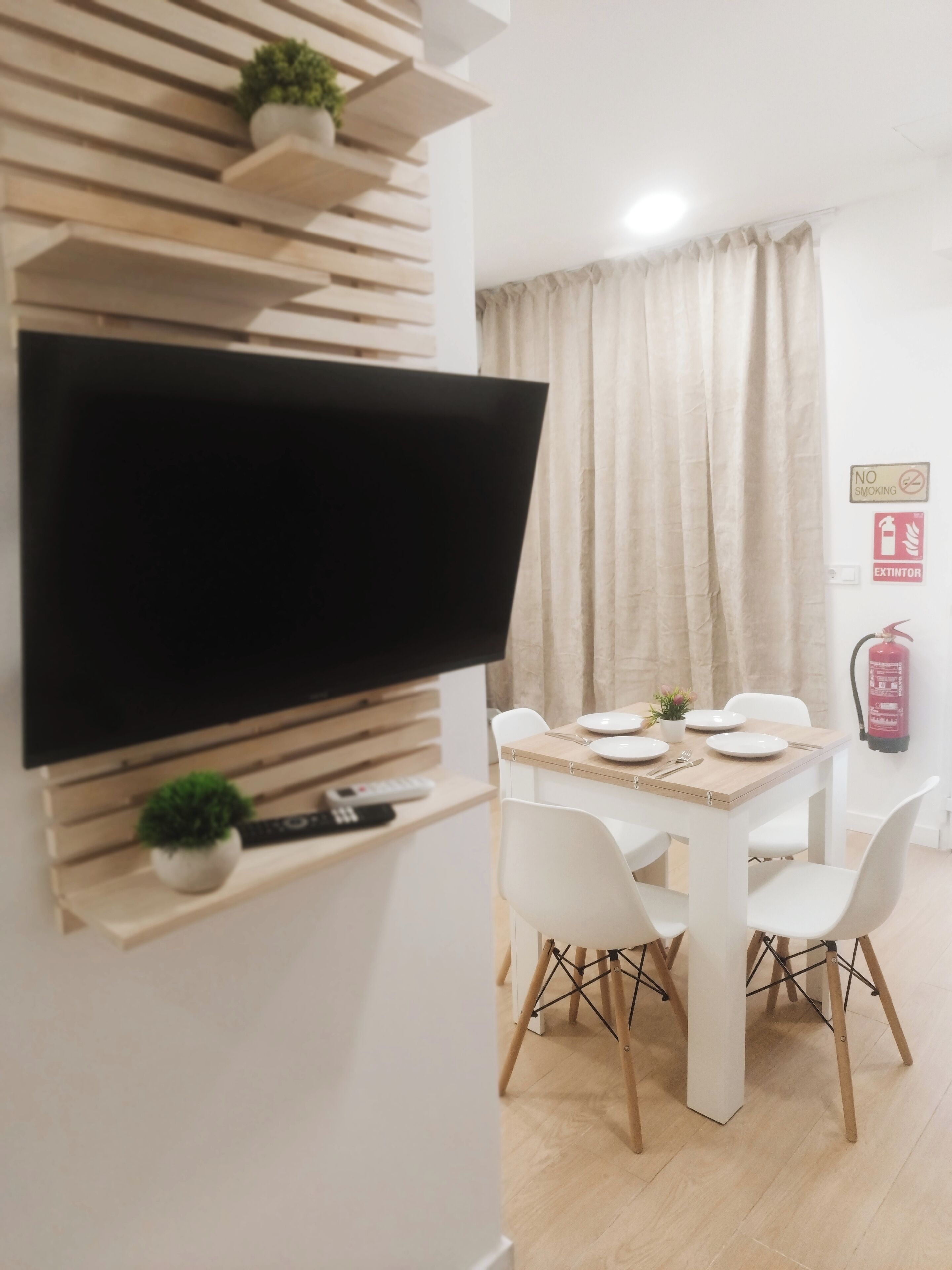 Studio Suite tiện nghi đơn giản, buồng tắm phù hợp cho xe lăn, không hút thuốc | Khu phòng khách