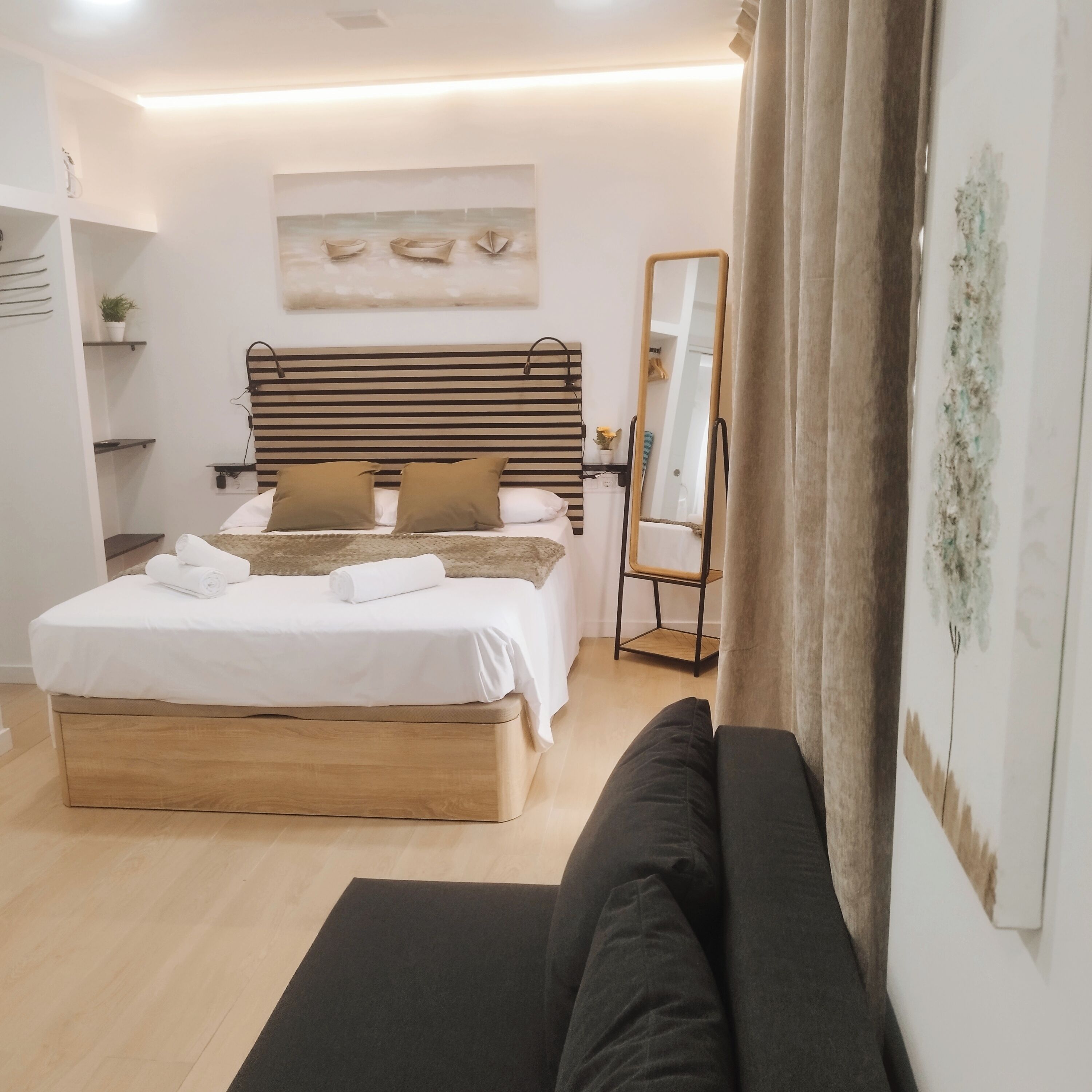 Comfort Studio Suite | Blackout drapes, soundproofing, iron/ironing board, free WiFi