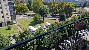 Een woonwijk met uitzicht op een parkeerplaats, bomen en gebouwen.