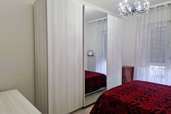 2 habitaciones y tabla de planchar con plancha
