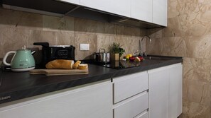 Kühlschrank, Mikrowelle, Herdplatte, Toaster