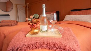 2 bedrooms, desk, iron/ironing board, Internet - Cottage central location with own private driveway (Abergavenny)