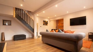 Smart TV - Cottage central location with own private driveway (Abergavenny)