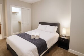 Travel crib, WiFi, bed sheets - Cozy Downtown Suite | Stadiums · Casino · R&R Hall (Cleveland)