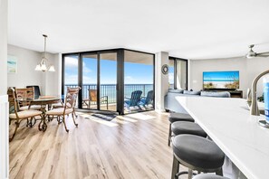 Apartment, Mehrere Betten (Aquavista 603W) | Wohnbereich