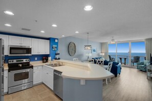 Condo, 1 cama King e sofá-cama (Majestic Beach Towers 2-1703) | Cozinha privada