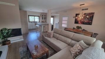 Een smart-tv, een open haard, tafelvoetbal en een tafeltennistafel