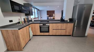 Een koelkast, een microgolfoven, een oven, een kookplaat