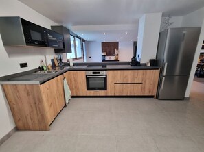 Een koelkast, een magnetron, een oven, een kookplaat