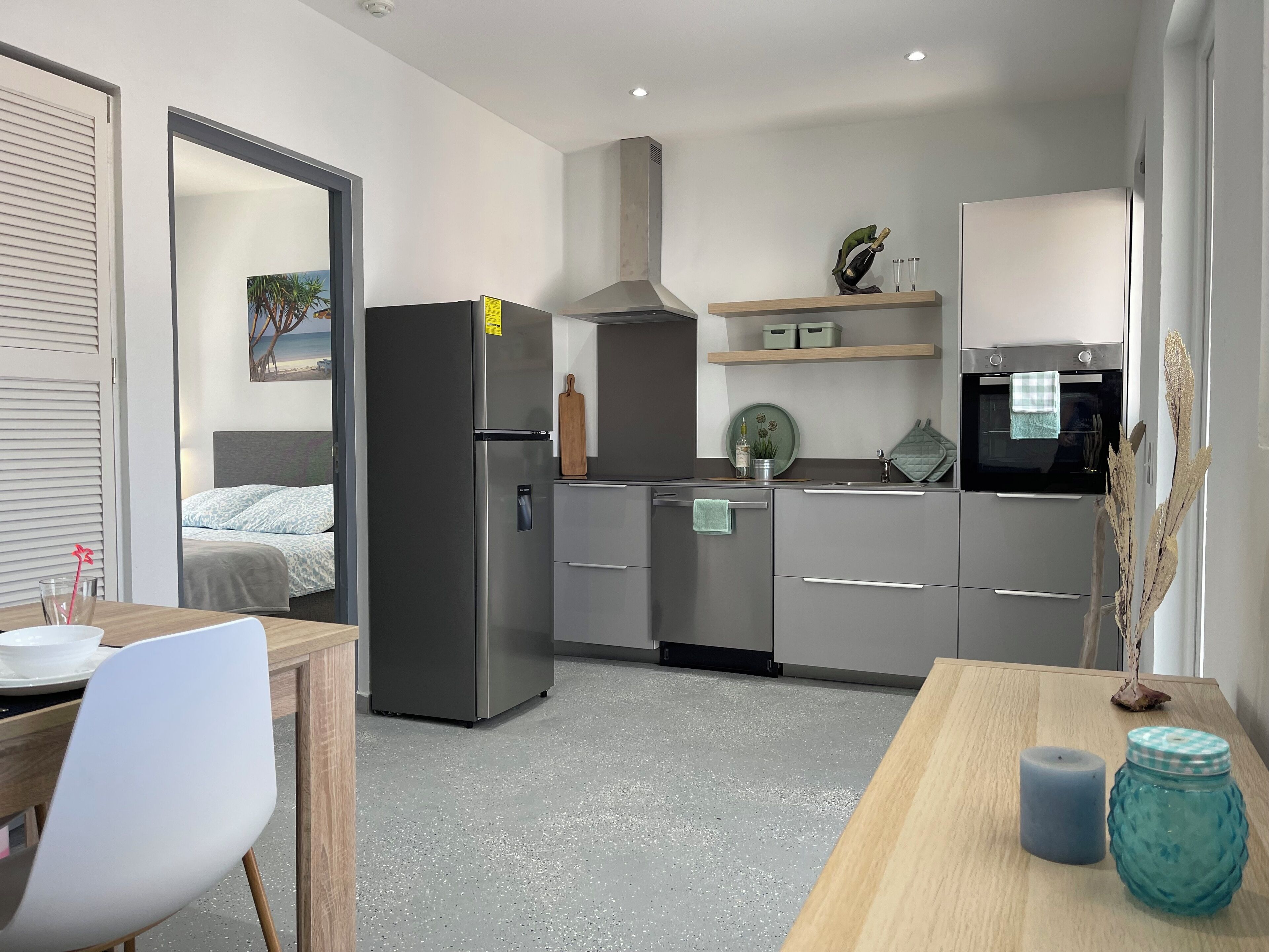 Full-sized fridge, oven, stovetop, dishwasher